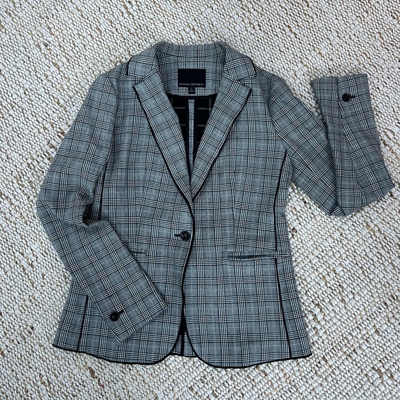 Banana Republic Jackets & Blazers - Banana Republic grey plaid blazer with black trim